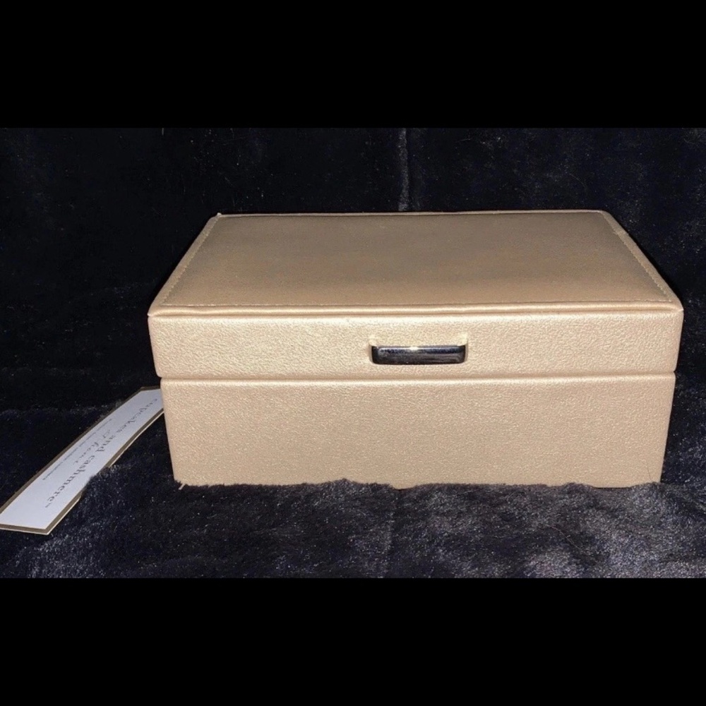 🎄🧑‍🎄 Cupcakes and Cashmere Gold Jewelry Box NWT